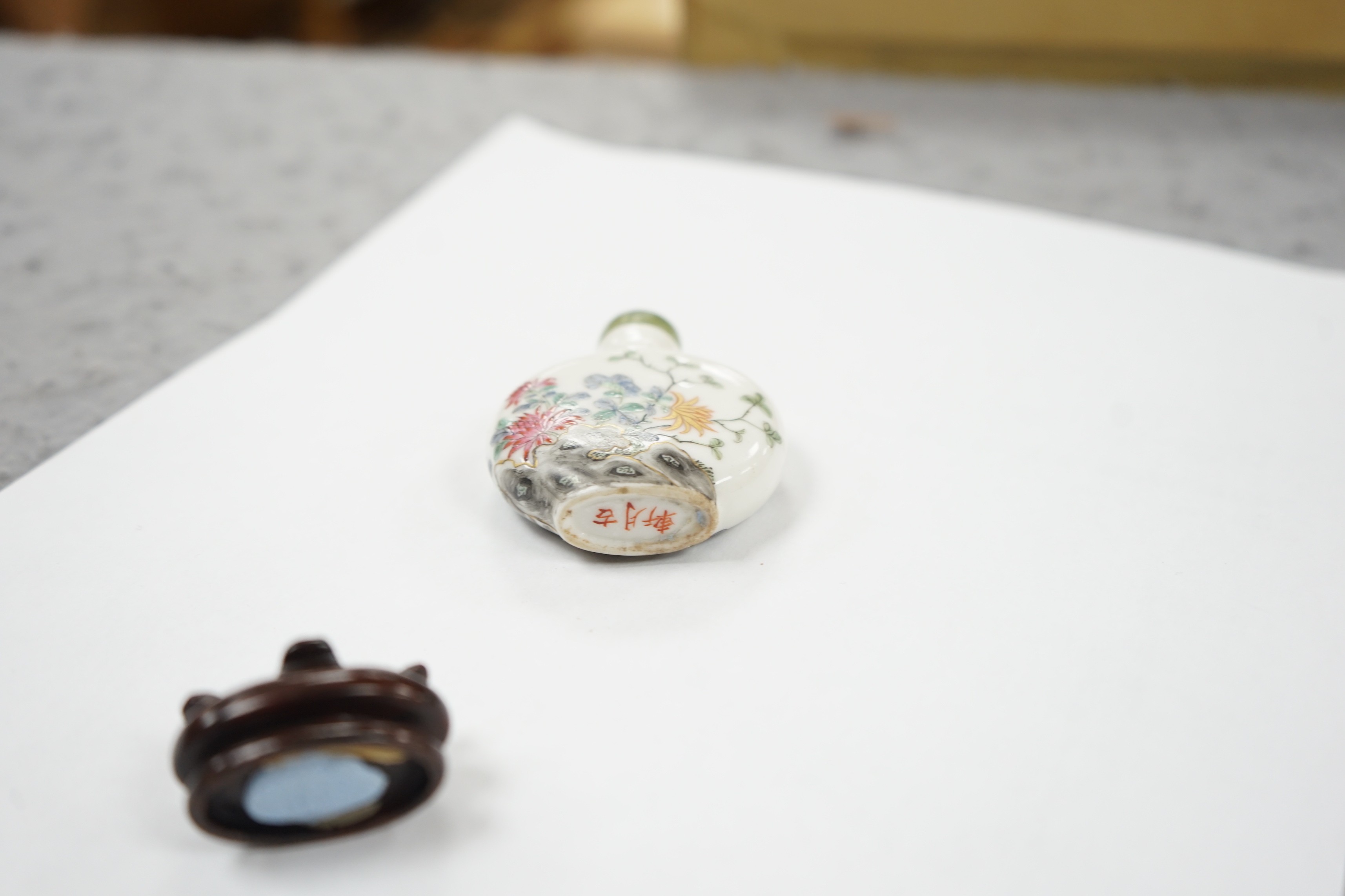 A Chinese famille rose snuff bottle, decorated with birds and rockwork, three character mark, 5cm